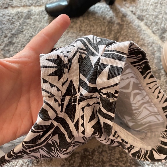 Aztec style denim shorts - forever 21 - size S - Picture 7 of 8